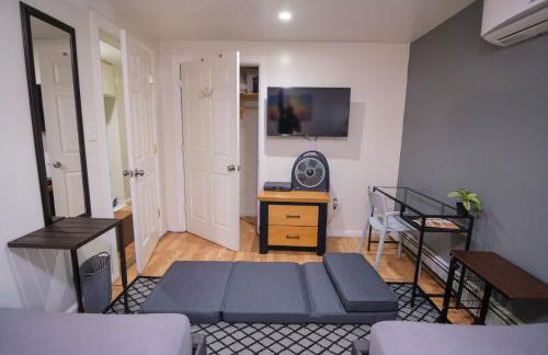 Elegant 2 Bedroom Suite w Modern Amenities - Foto 13