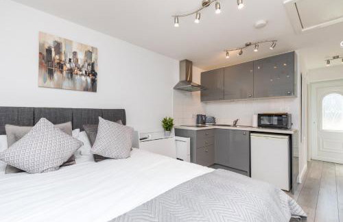 Findon- Stylish Suite 10mins close to Airport - Photo 2