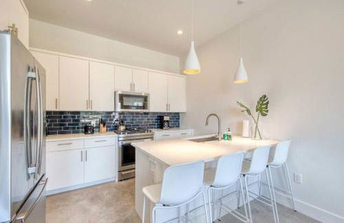 Conveniently Located Upstairs Deck BBQ - Foto 6