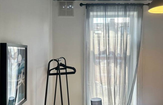 Large Five Bedroom Home with parking - Foto 4