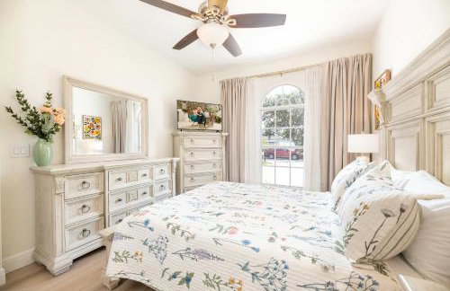 Stylish Retreat with Pool near The Parks - Foto 41