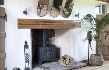 Farmhouse in Suffolk with wild swimming & hot tub - Photo 15