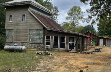 Rustic Mountaintop Cabin on small farm with WiFi - Foto 32