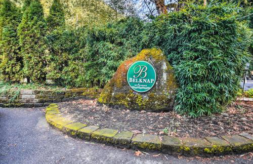 Enchanting Escape with Hot Tub, Decks and Views! - Foto 34