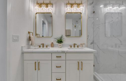 Stylish Bellevue Retreat - Photo 12