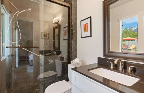 Experience Modern Luxury at Desert Hideaway - Foto 53