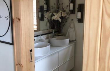 Serene Rustic Farmhouse Mountain Cottage (Sleeps 4) - Foto 15