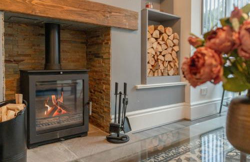 Glenroy Place - sleeps 7, private drive, log burner - Foto 25