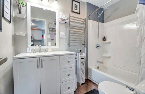 Cheerful 2-Bedroom with convenient Expressway access - Photo 8