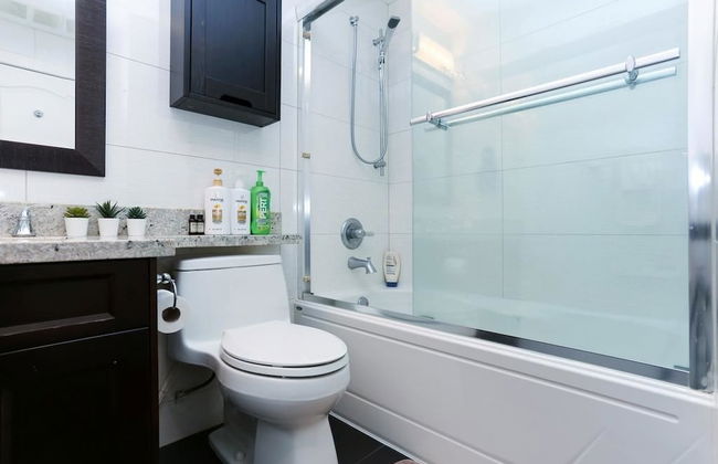 Central Cozy 1bdr Suite by Elevate Rooms - Photo 11