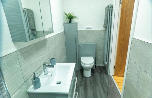 Pine cottage with private hot tub - Photo 15