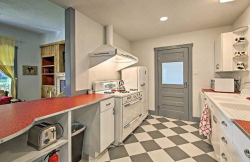 Remodeled Retro Home with Deck, Walk to Main Street! - Foto 10