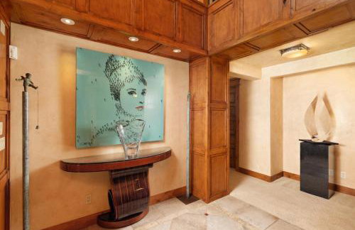 Luxe Artful Mountain Retreat with 4 King Suites, 8 Person Hot Tub and 3 Decks - Foto 7