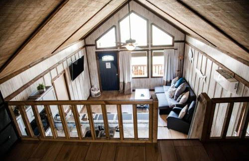 Rustic Chic Alabama Cabin w Loft Fire Pit Pet Friendly Fenced Yard Lake Guntersville - Lucky Lodge - Foto 11