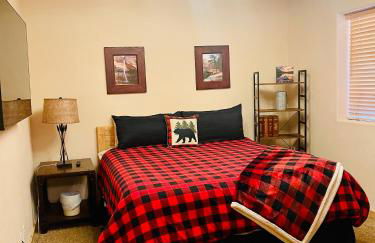 Adventure Awaits 3King Bed,2Bath Log Cabin in heart of Duck Creek Village! - Foto 23