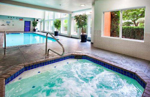 City Water View Oasis with Pool & Gym near Cruise in Heart of Seattle - Foto 33