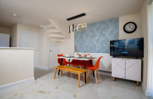 Luxury 5BDR with City Access, Free Parking and Wi-Fi - Photo 3