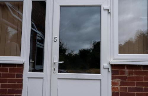 Stylish Flat in Wolverhampton - Short and long Stay with Free Parking - Photo 23