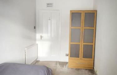 Central 2-bedroom bunglow with double sofa bed - Photo 17