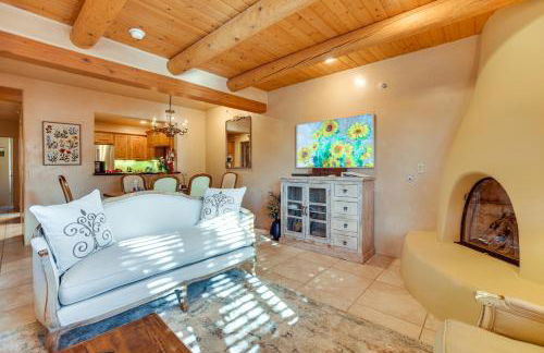 Walk to Santa Fe Plaza Condo with Kiva Fireplace! - Foto 4