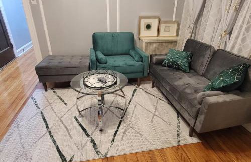 Across St Francis Hospital and near Northwestern - Foto 5