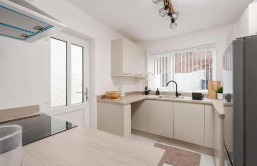 Liverpool Luxe Retreat 3 Bedroom House Next to Everton Stadium - Photo 24