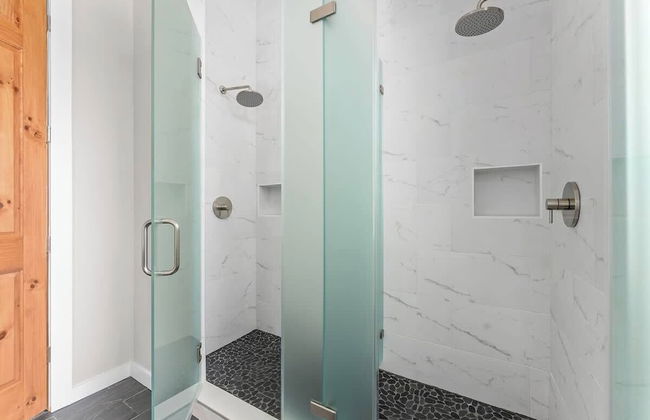 Luxurious Lake Park House: Sleeps 25, Pool, Hot-tub, Firepit and Game Room! - Photo 33