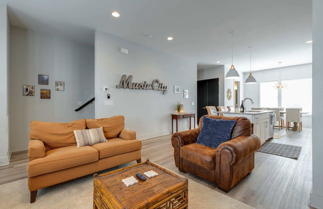 Spectacular Condo Rooftop Deck Great for Groups - Photo 11