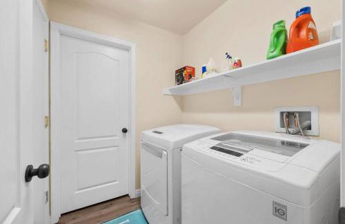 Relaxing 4BR 2BA Sleeps 8 Family Friendly - Photo 17