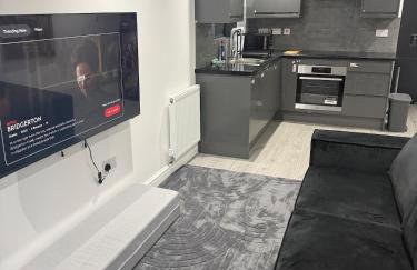 Cosy Luxury Home with Private Parking Sleeps 3 - Photo 1