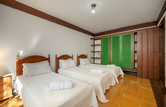 Casa com Cinco Quartos Pé na Areia - Foto 10