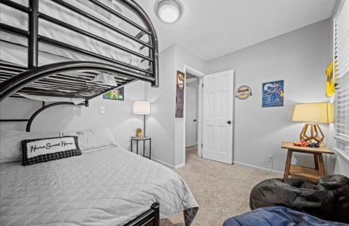 3BR Overland Park Home with Patio and Waterfall Pond - Foto 21