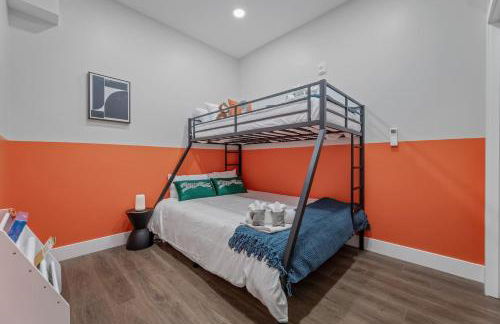 Apt+ 2 Queens+Bunkbed+Free Parking 55"TV - Photo 14