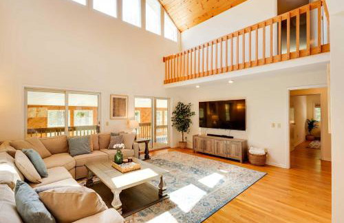 Lake George Oasis with 9 Acres, Hot Tub and Game Room! - Foto 2