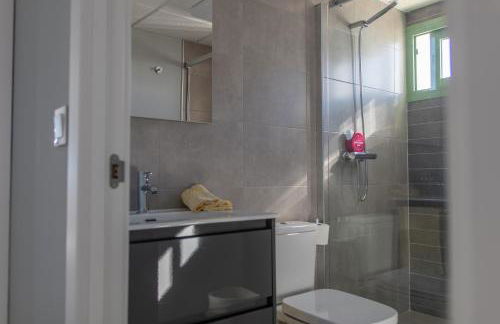 Precioso apartamento frente a la playa con piscina - Foto 43