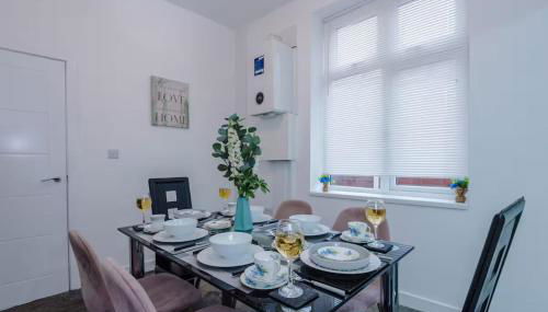 Group-Friendly Home near Manchester with Hot Tub and Private Cinema Room - Foto 3