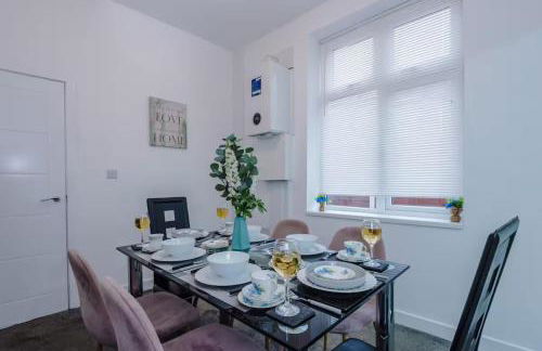 Group-Friendly Home near Manchester with Hot Tub and Private Cinema Room - Foto 3