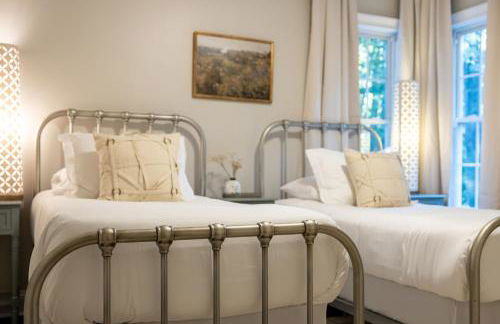 Sink into the Luxe Corner Tub at an Upscale, Spacious Home - Foto 33