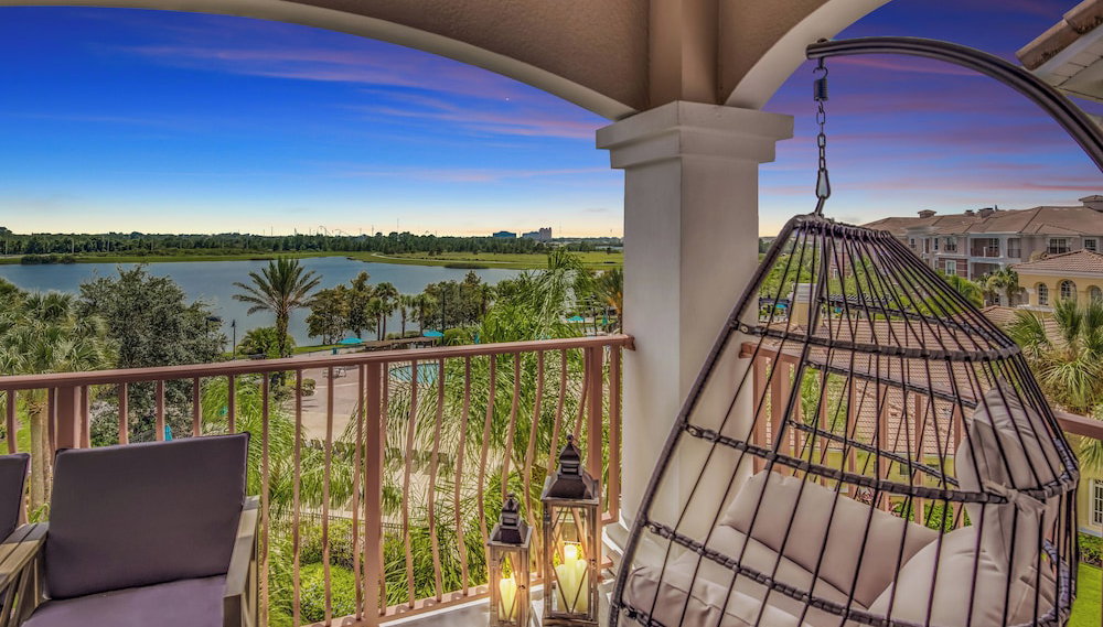 Top floor condo with view of lake, pool and fireworks! Next to Convention Center! - Foto 1, Imagen principal