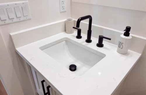 4BR Beach Haven - Deck, Gourmet Kitchen, Tiki Bar Fun - Foto 36