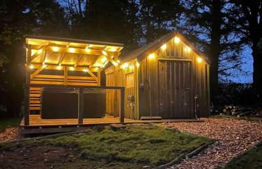 Large country house with garden, outdoor spa area & games room with Hot Tub and Fire Pit - Foto 2