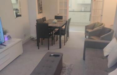 Modern 2 bed house sleeps 6 - Photo 3