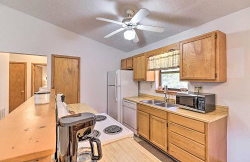 Walk to White River Home with Deck in Flippin! - Foto 10