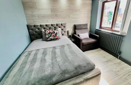 MODERN SUITES -5 Bedroom House- With FREE PARKING Birmingham city - Foto 67