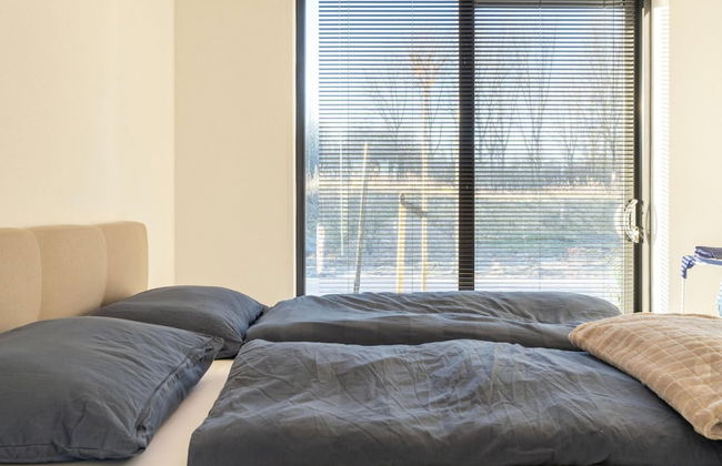 Cozy Villa With Lakeside Views - Photo 4