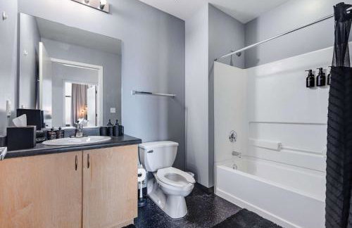 West Loop - City Views With In & Out Parking 1 - Photo 35