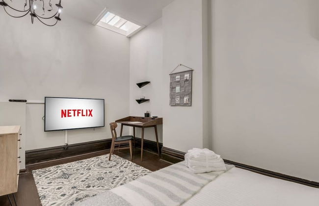 Casa Queen East Jaw Dropping 3BR Suite - Photo 1