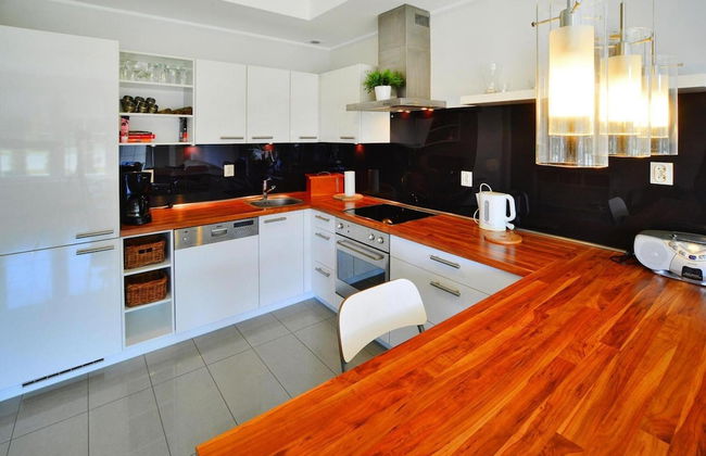 Comfortable Apartment, Ground Floor, Balcony - Photo 3