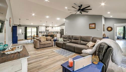 Walk to Lake Barkley! Family Home with Outdoor Oasis - Foto 5