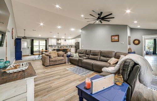 Walk to Lake Barkley! Family Home with Outdoor Oasis - Foto 5